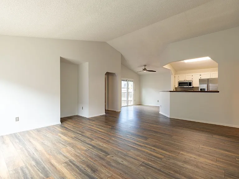 1610 Ervine Ave — Photo 3