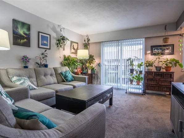 352 Burnside Rd W, Saanich, BC V8Z 1M1