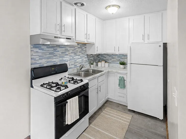 Lynn Plaza Apartments — Photo 7