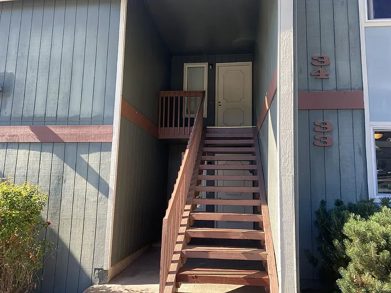 152 NE Atkinson Ct #33 — Photo 2