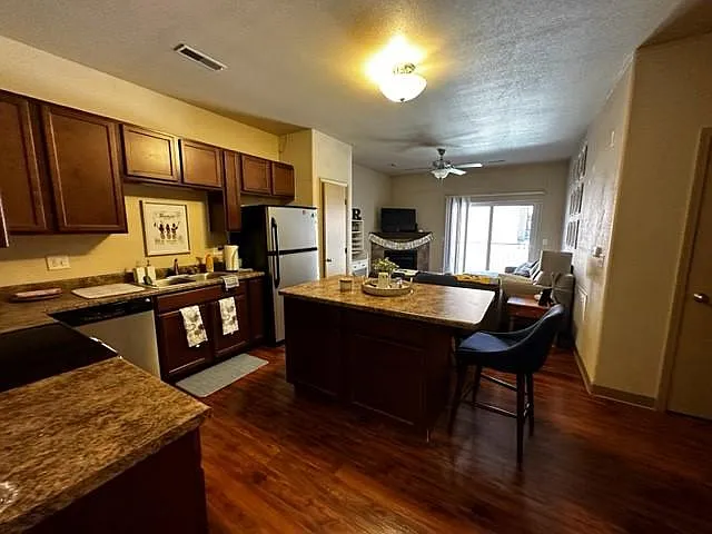3 bed, 1325 sqft, $2,700 — Photo 2