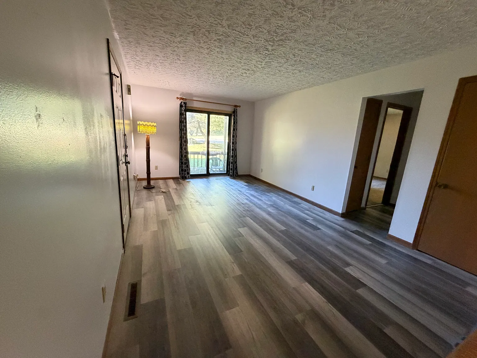 2 bed, 900 sqft, $1,050 — Photo 1