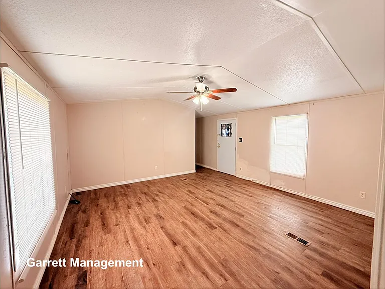 916 Iroquois Dr — Photo 4