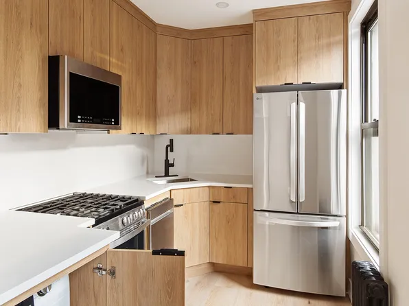 654 Manhattan Avenue image 3 of 5