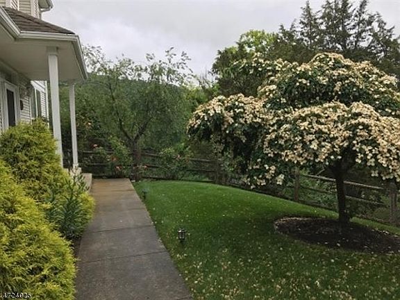 4th image of 35 Aspen Ct
