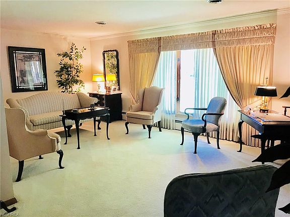 4th image of 822 Almasy Dr