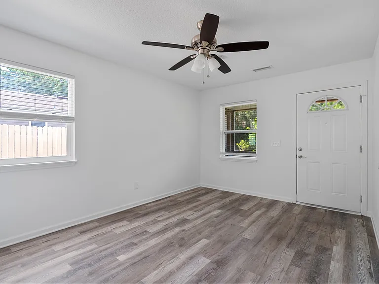 860 W 6th St — Photo 10