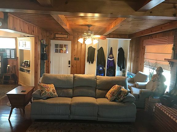 Living Room (28’ 9 x 15’ 9”)