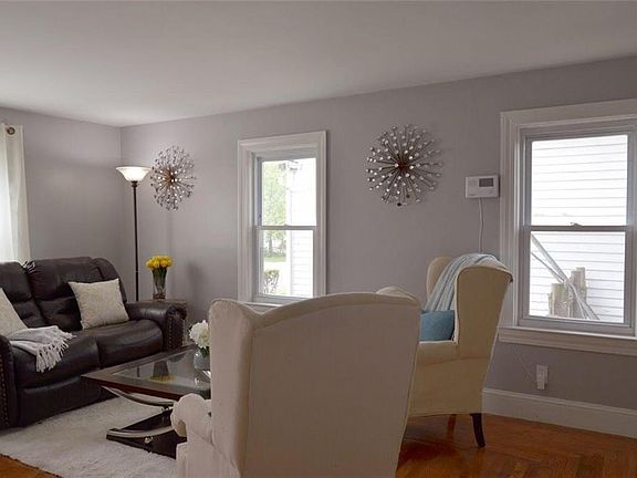 3rd image of 109 Caporal St