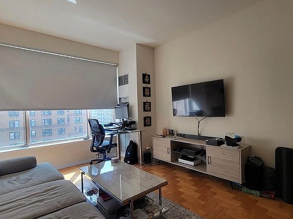 3rd image of 200 E 69th St APT 8K
