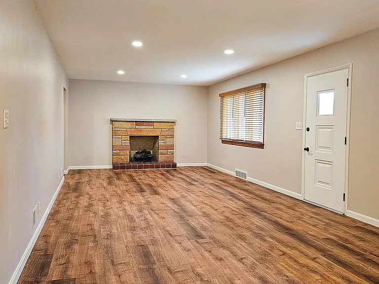 937 Collins Rd — Photo 3