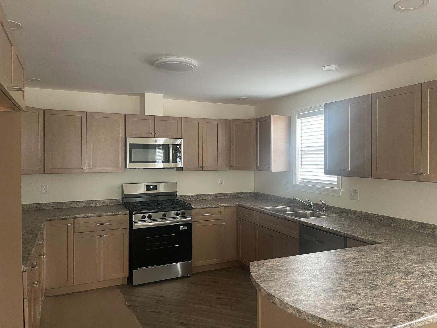 2 bed, 1400 sqft, $1,750 — Photo 2