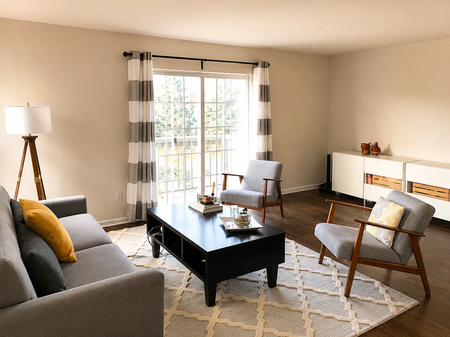 3 bed, 1.5 bath, 1283 sqft, $2,400 — Photo 3