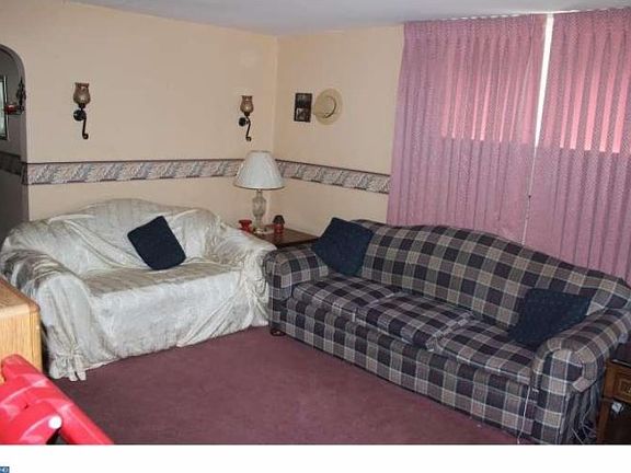 2nd image of 1141 Oakwood Dr