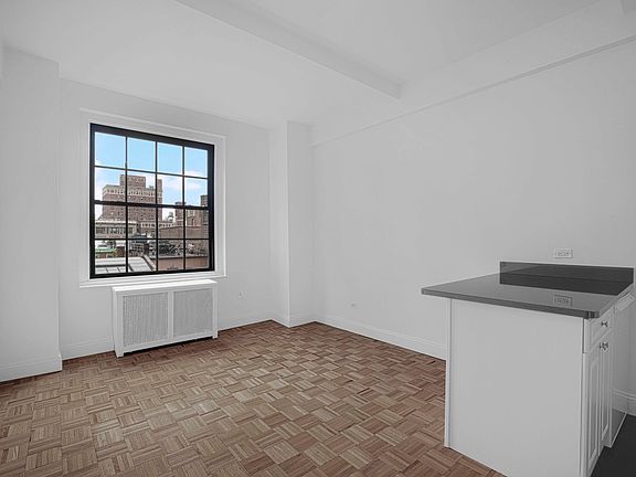 3rd image of 160 W 71st St APT 8H