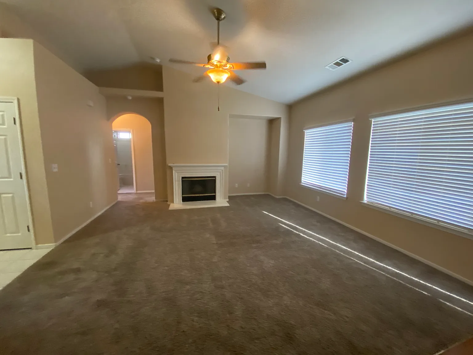3 bed, 1421 sqft, $2,100 — Photo 4