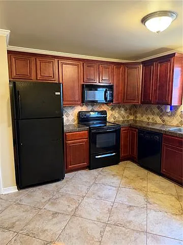 2 bed, 1.5 bath, 975 sqft, $1,300 — Photo 2