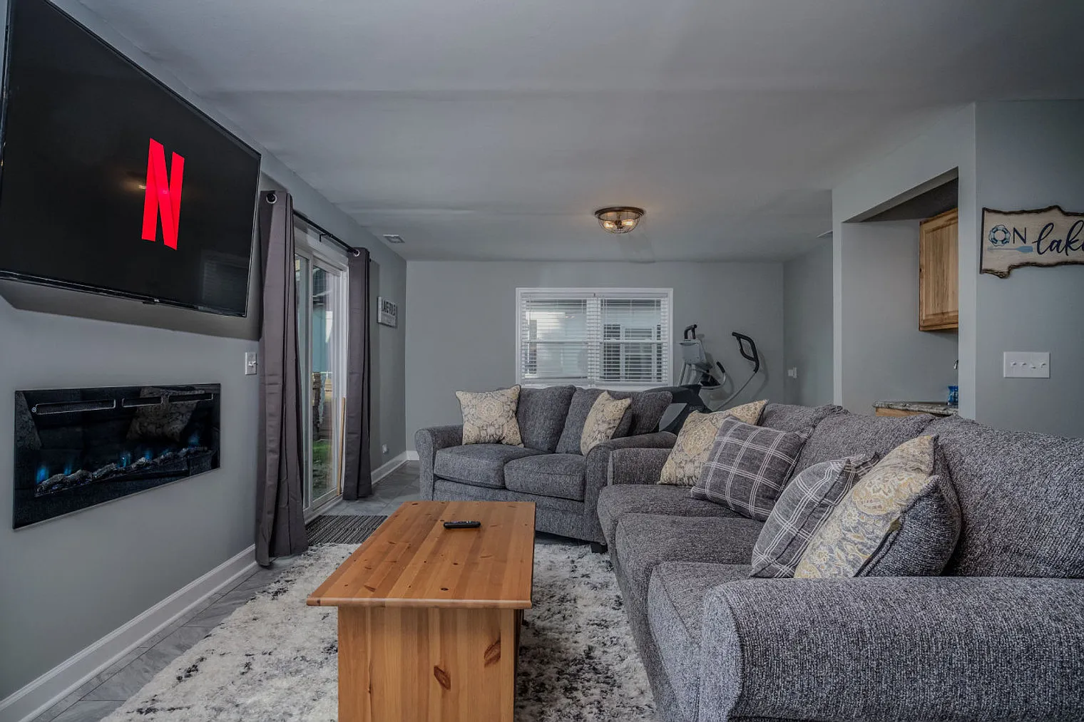 3 bed, 2.0 bath, 1991 sqft, $5,250 — Photo 1