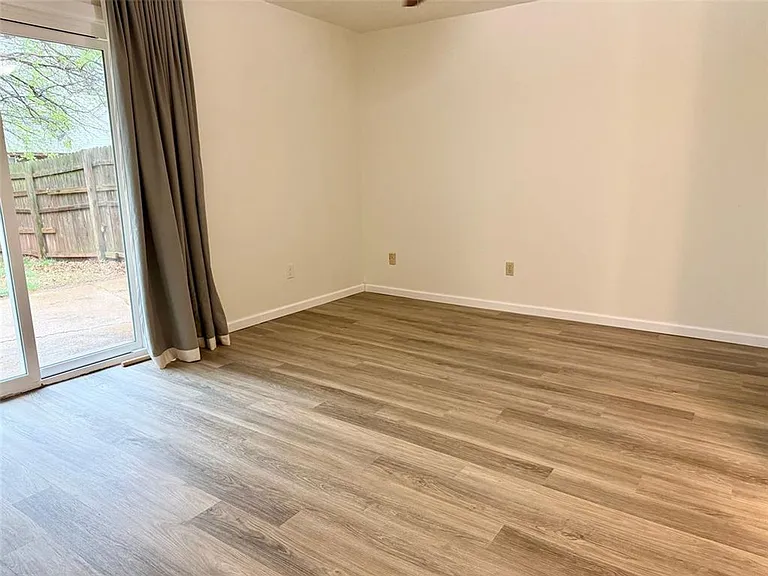 1800 Hillcrest Dr — Photo 16