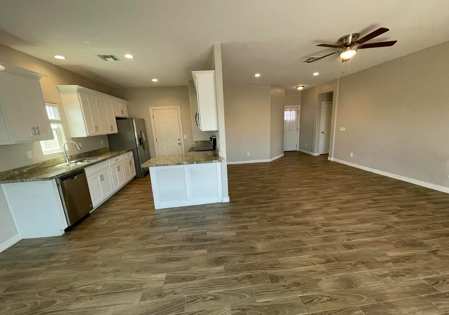 Beautiful 3 Bedroom with large fenced yard — Photo 2