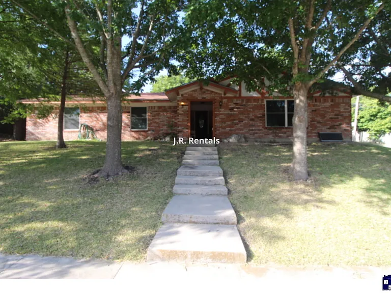 616 Manning Dr — Photo 2
