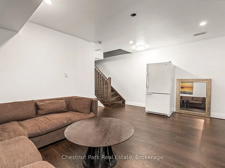 65 Rockmount Cres — Photo 27