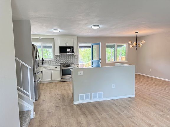 Open Mainfloor Living | Dining | Kitchen area