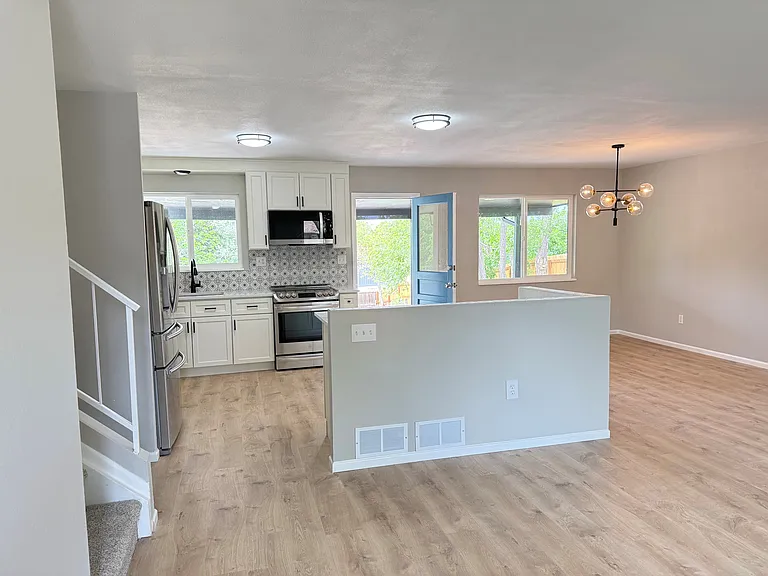 Open Mainfloor Living | Dining | Kitchen area