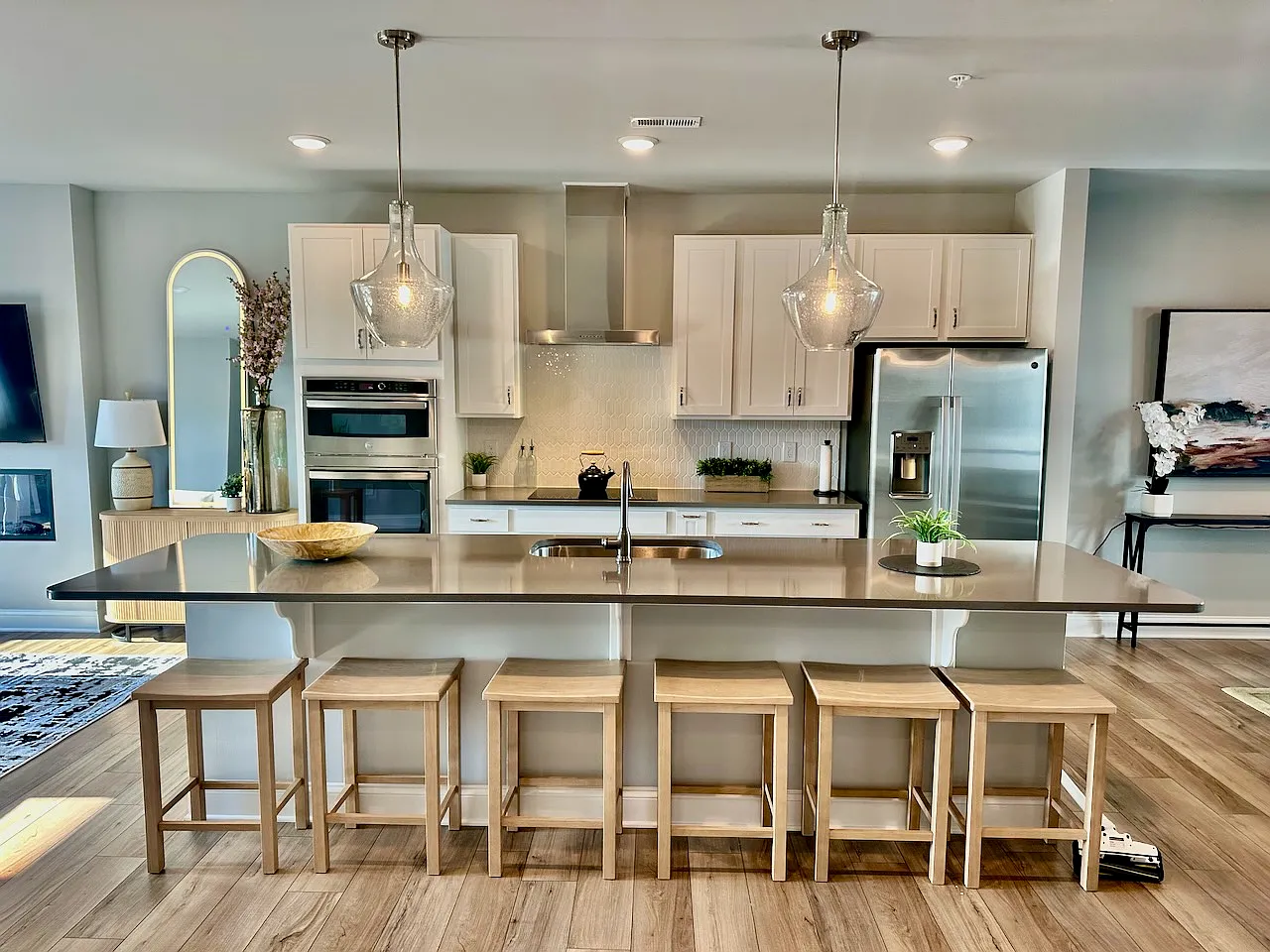 4 bed, 2452 sqft, $4,999 — Photo 4