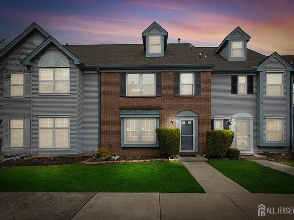 76 Lynnette Ct S, Kendall Park, NJ 08824