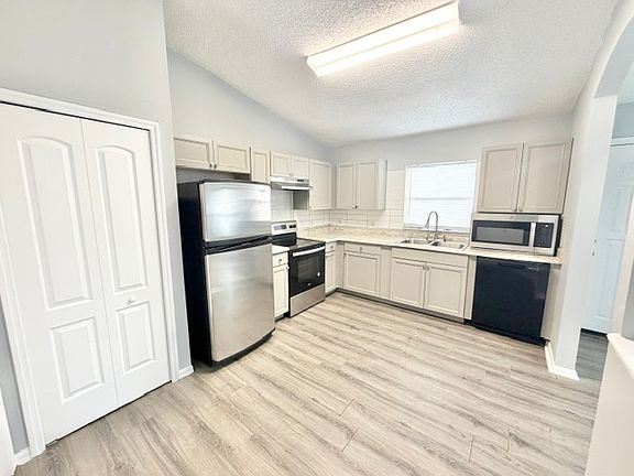 4th image of 1081 Leeward Dr