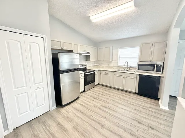 1081 Leeward Dr — Photo 4