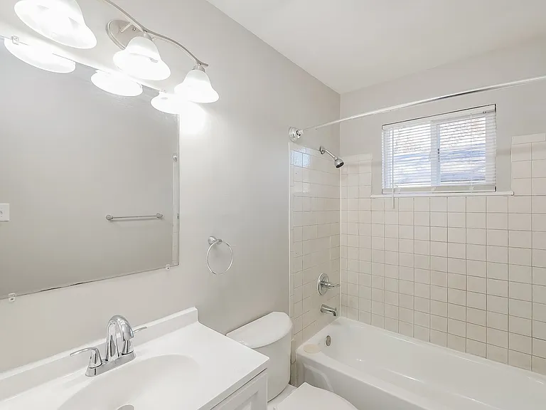 1323138_027_bathroom_13345192.jpg