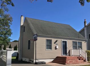 568 N Hamilton Ave, Lindenhurst, NY 11757