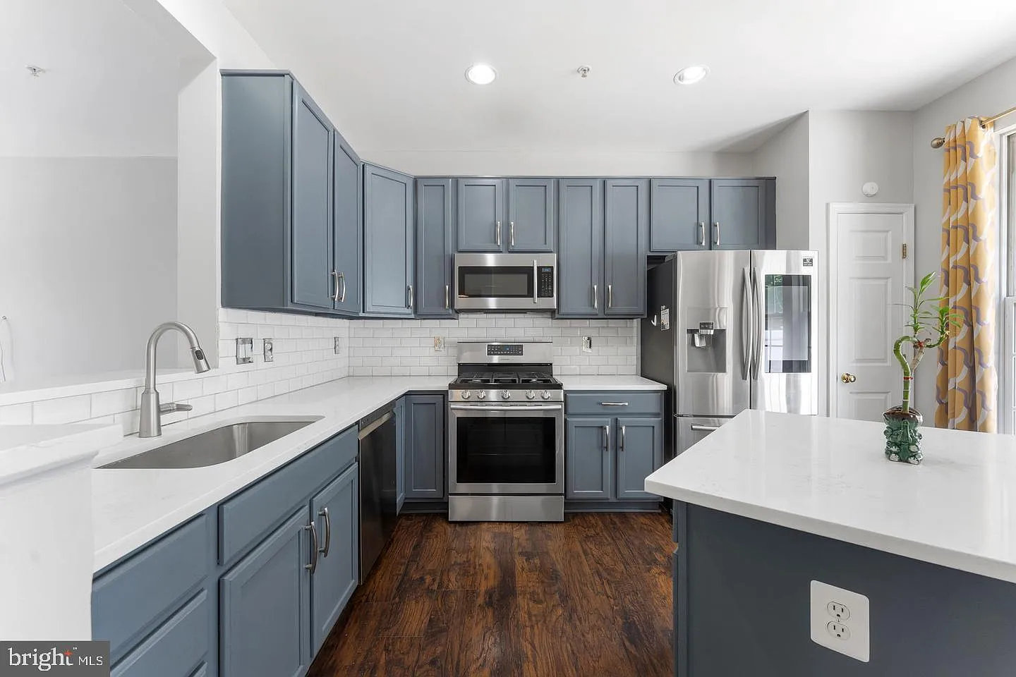 3 bed, 4.0 bath, 2036 sqft, $3,000 — Photo 4