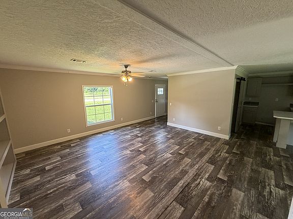 5th image of 370 Railroad St