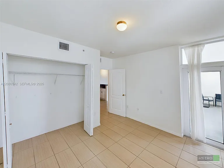 425 NE 30th St #202 — Photo 5