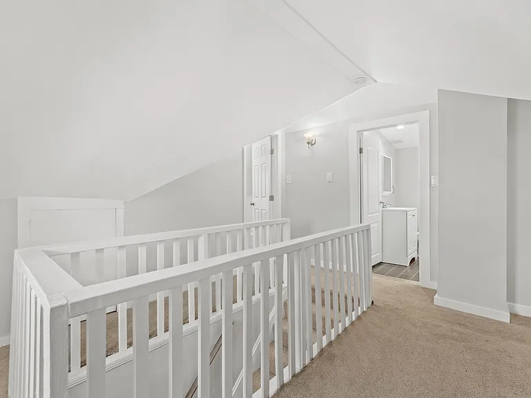 1211 Larchmont Cres — Photo 20