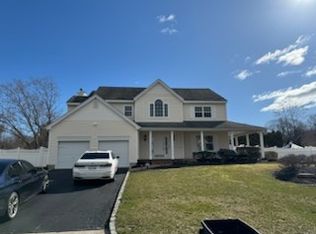 11 Mark Twain Ln, East Setauket, NY 11733