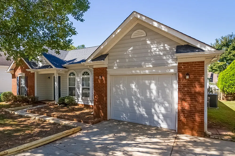 3 bed, 2.0 bath, 1340 sqft, $1,895 — Photo 2