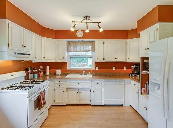5th image of 1316 Amber Dr