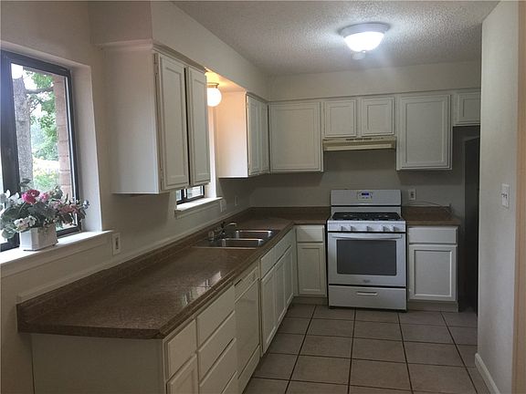 4th image of 10206 Woodland Village Dr