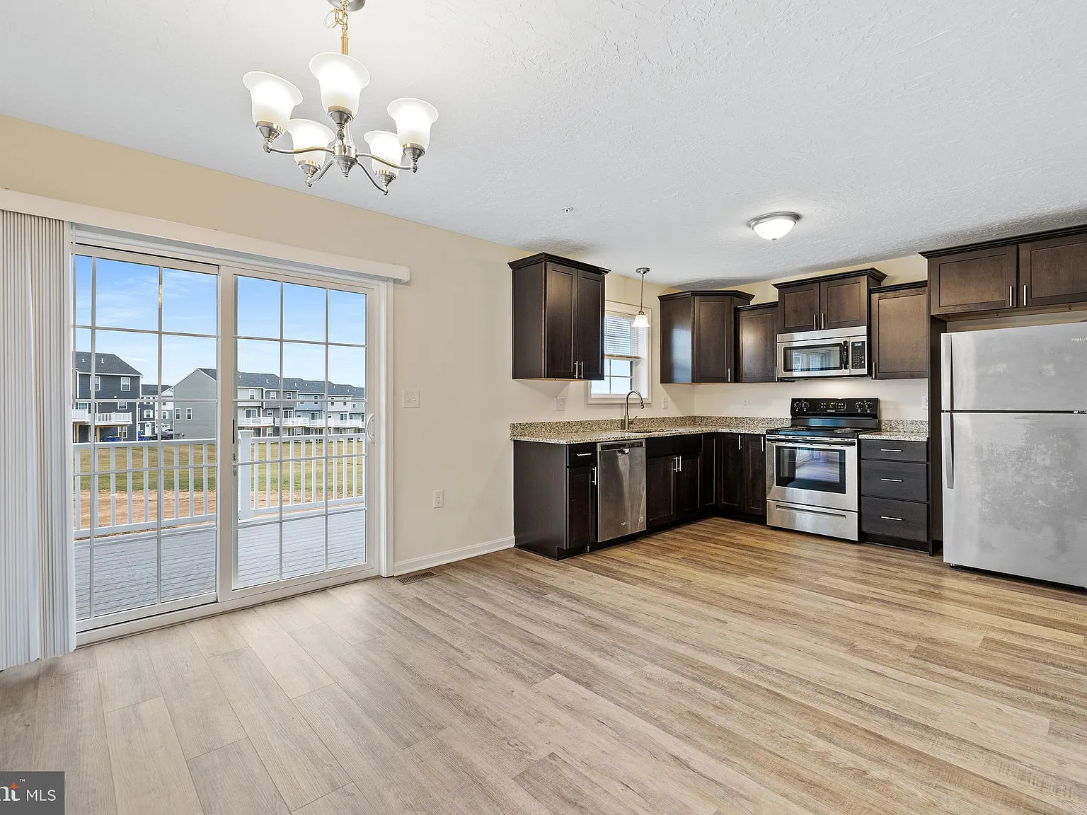 4 bed, 2.5 bath, 1625 sqft, $2,050 — Photo 4