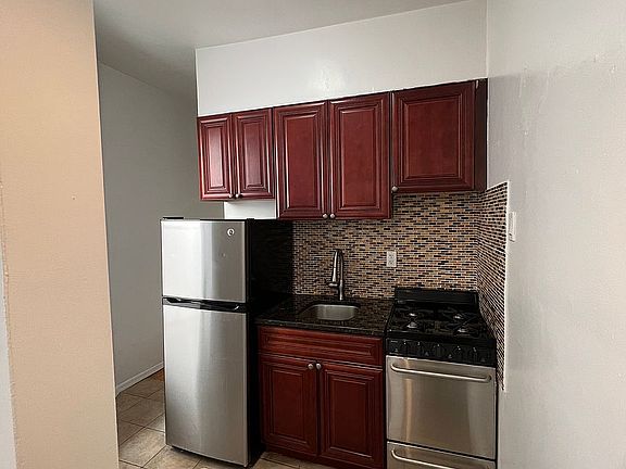 3rd image of 90 Stanton St APT 5C