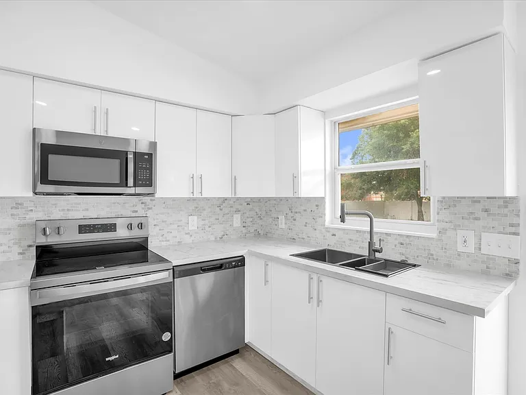 1730 Avenue C NE — Photo 7