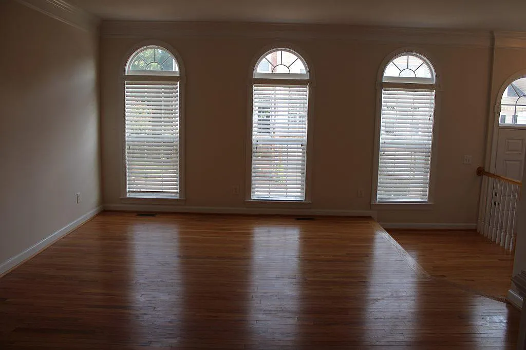 3 bed, 3.5 bath, 2890 sqft, $2,250 — Photo 2