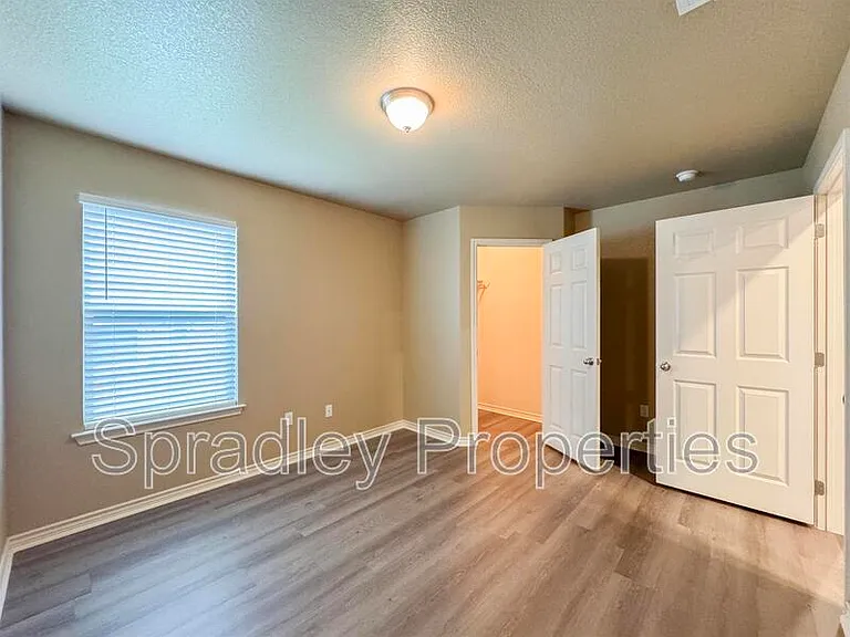 943 Laila Ln — Photo 8