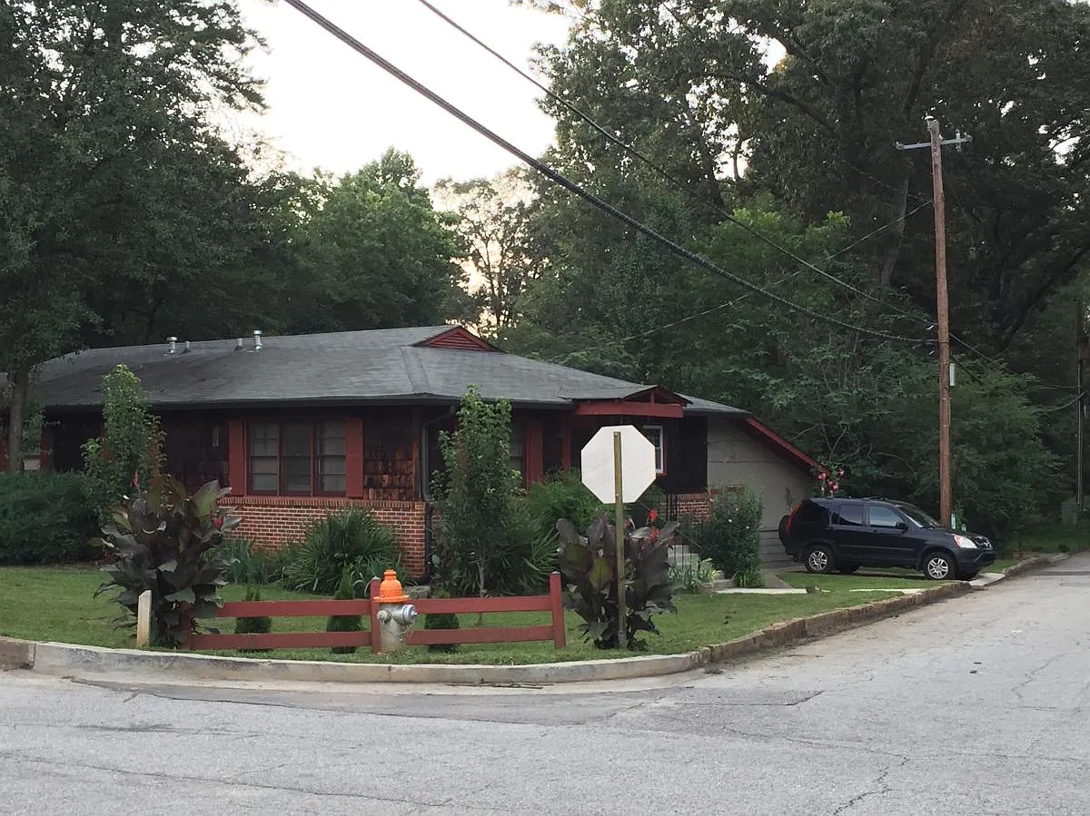 422 Club House Drive — Photo 3