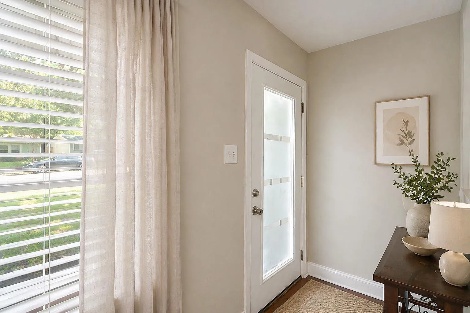 3 bed, 1.0 bath, 1030 sqft, $2,600 — Photo 3