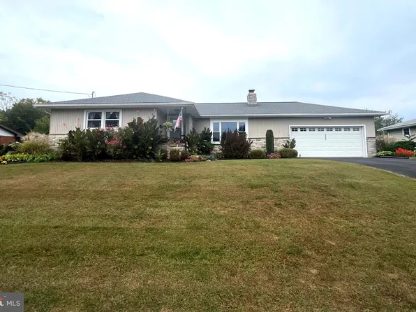 325 Penn St, Topton, PA 19562